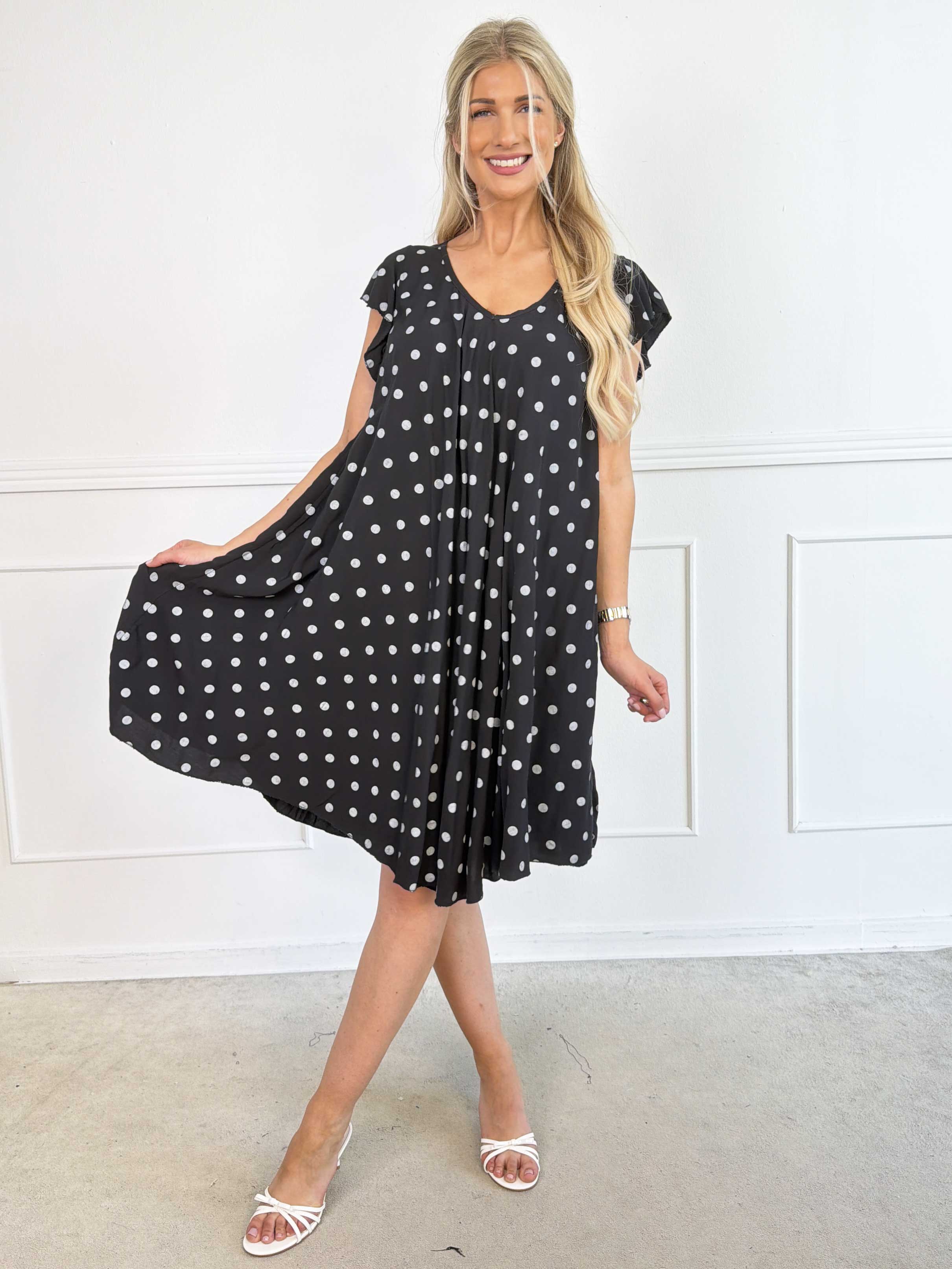 Elinora - Feminin plus size kjole i blød viskose med fine prikker og elegante flæseærmer